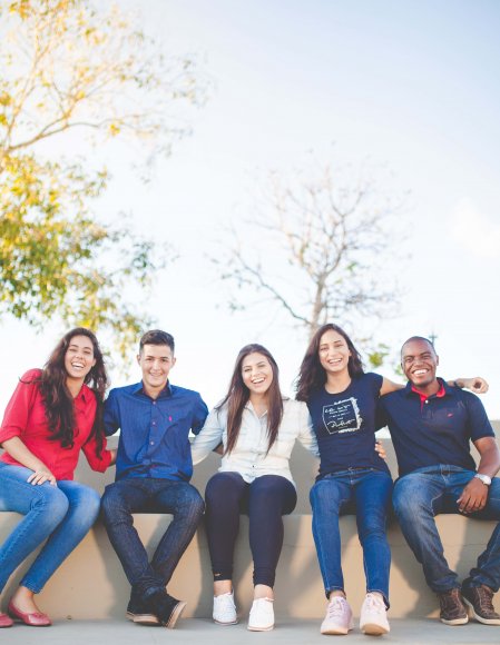 jeunes souriants